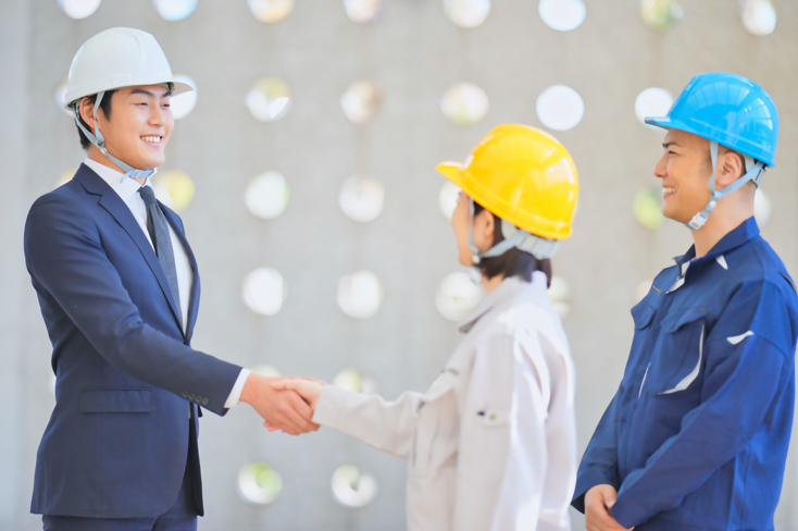 工事業者と現場の進捗確認